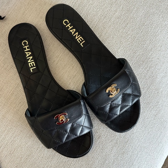 Chanel REV Black Turnlock Quilted Gold CC Logo Mules Slide Sandal Flat Size 38.5 - Picture 1 of 4